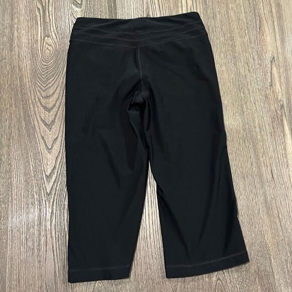 Nike Fit Dry Womens Capri Pants Swoosh Mid-Rise Cropped Stretch Black Size S 4-6 - Picture 4 of 4